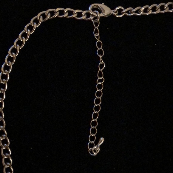 - White daisy party statement necklace, silver - Picture 6 of 8